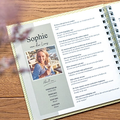 Een inkijkje in een vriendenboekje met vragenlijst en foto