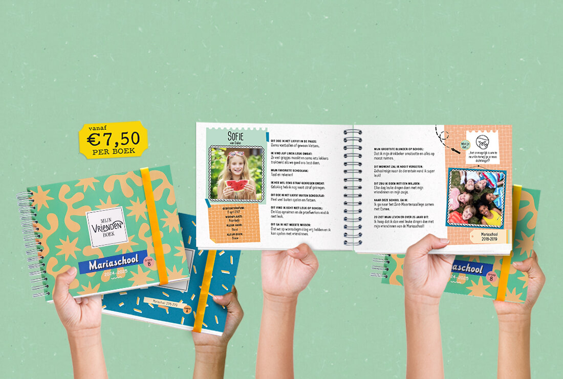 handen van kinderen uit groep 8 met een vriendenboekje als afscheidscadeau