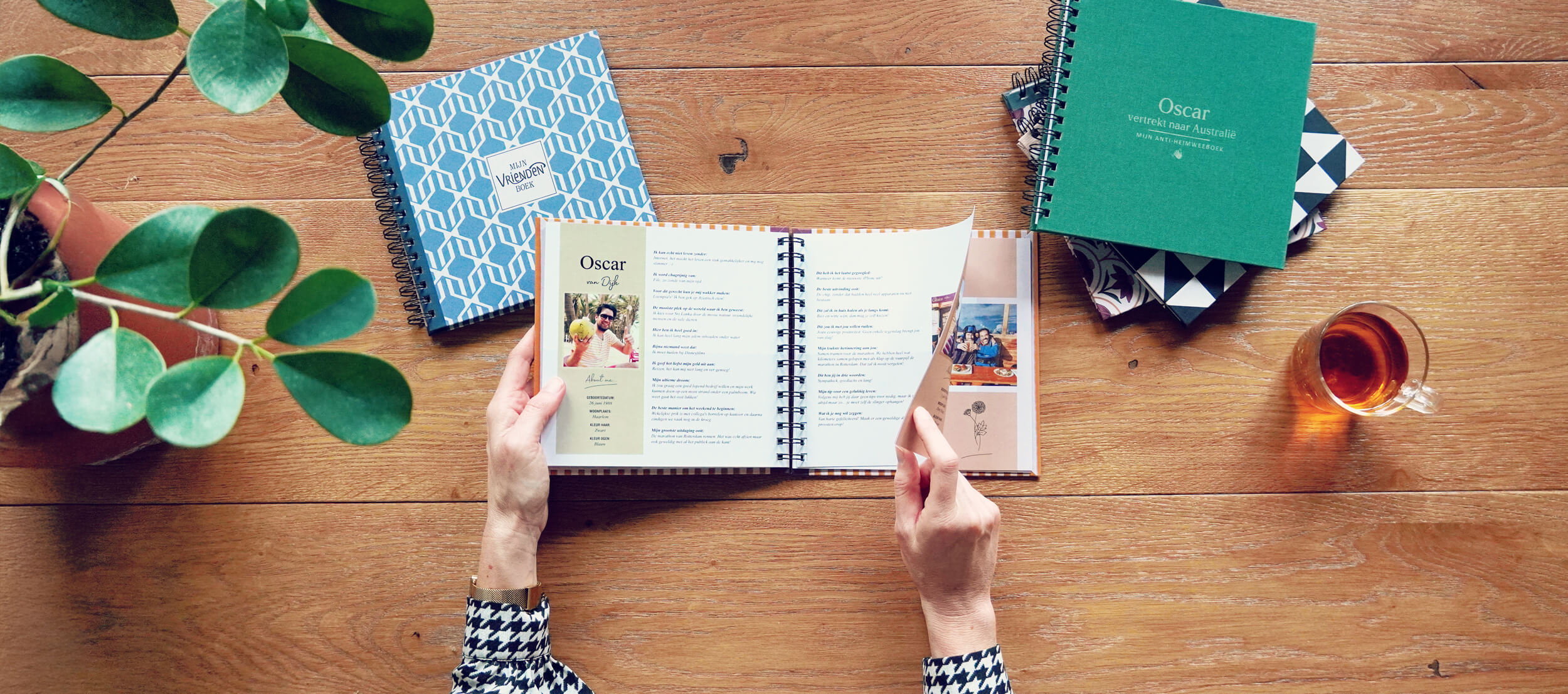 voorbeelden van vriendenboeken doorbladeren aan een tafel