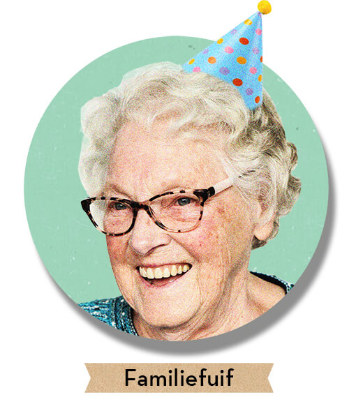 jarige oma met feesthoed is verrast op haar verjaardag